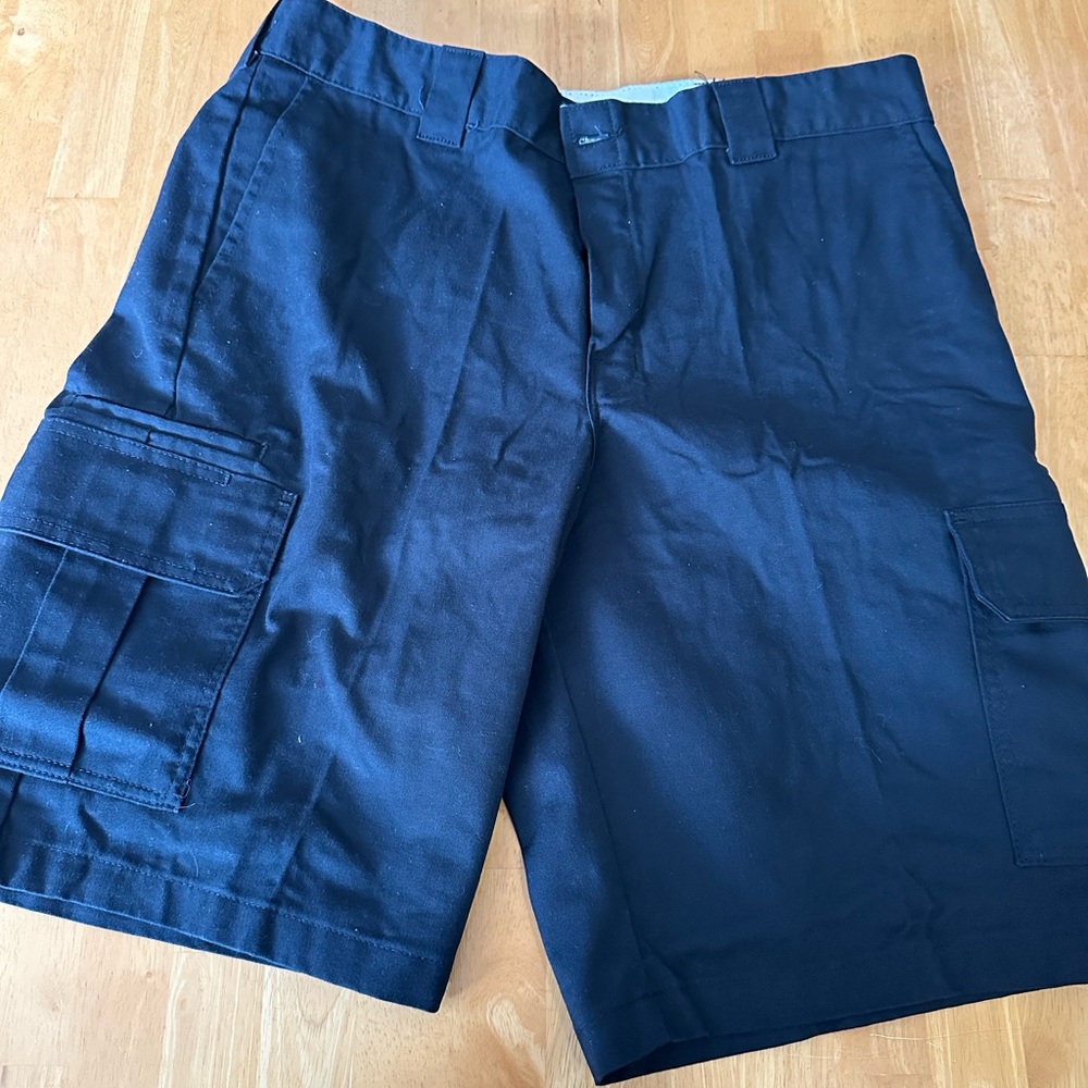 Dickies regular fit cargo shorts jorts. Size 36. ❣️